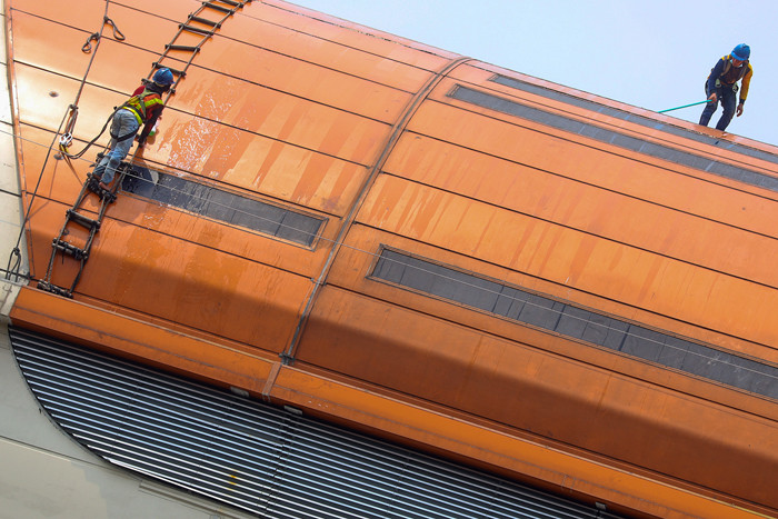 Pekerja sedang menyelesaikan pembangunan stasiun LRT Pancoran yang ditargetkan beroperasional pada pertengahan tahun 2022 di Jakarta, Jumat (15/10/2021).