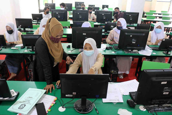 Bagi siswa yang kedapatan tidak mengikuti atau melanggar prokes, pihak sekolah tidak mengizin masuk mengikuti tatap muka dan akan memberikan sangsi.