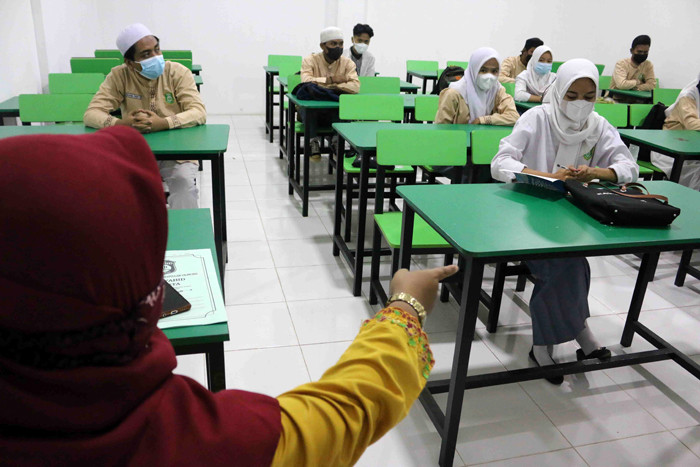 Bagi siswa yang kedapatan tidak mengikuti atau melanggar prokes, pihak sekolah tidak mengizin masuk mengikuti tatap muka dan akan memberikan sangsi.