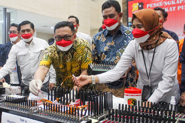 Barang bukti kasus pinjaman online ilegal di kantor Bareskrim Mabes Polri, Jakarta, Jumat (15/10/2021).