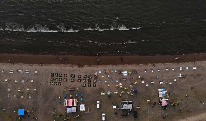 Sejumlah warga menikmati suasana senja di Pantai Bosowa Makasar, Jumat (15/10/2021).