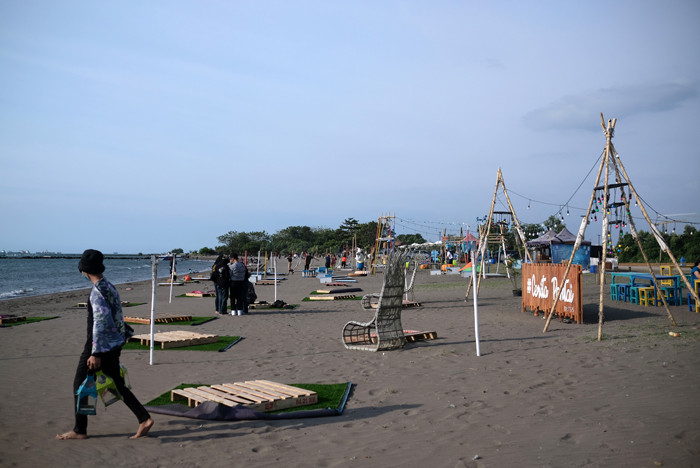 Sejumlah warga menikmati suasana senja di Pantai Bosowa Makasar, Jumat (15/10/2021).