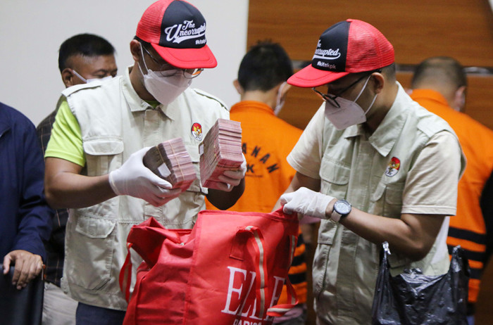 Penyidik KPK menunjukkan barang bukti berupa uang hasil OTT di Gedung KPK, Jakarta, Sabtu (16/10/2021).