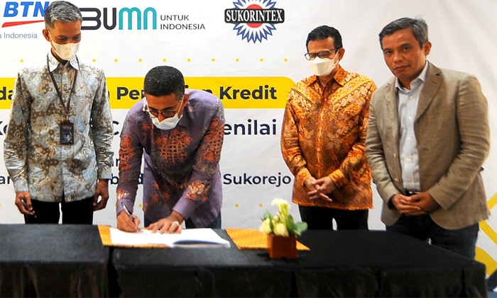 Penandatanganan perjanjian kerjasama fasilitas kredit modal kerja senilai USD18 juta atau Rp261 miliar di Surabaya, Jawa Timur, Jumat (15/10/2021).