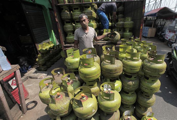 Pekerja menata tabung gas LPG 3kg di Jakarta, Jumat (15/10/2021).