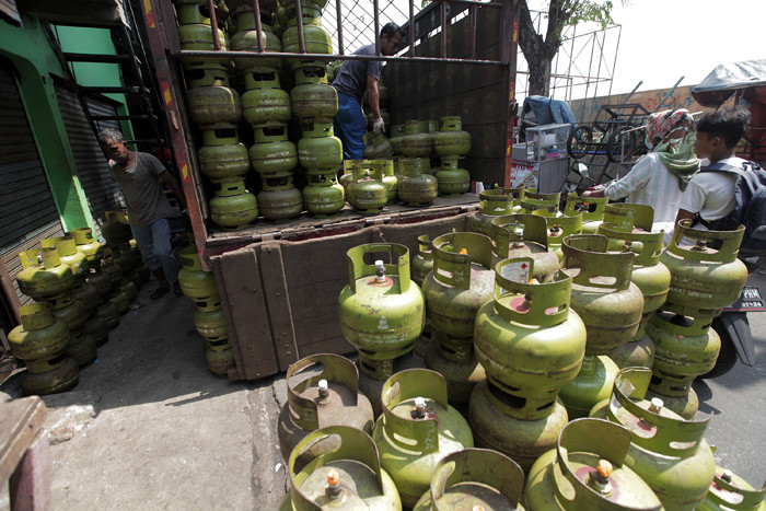 Pekerja menata tabung gas LPG 3kg di Jakarta, Jumat (15/10/2021).