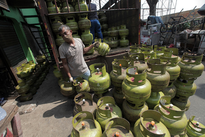 Pekerja menata tabung gas LPG 3kg di Jakarta, Jumat (15/10/2021).