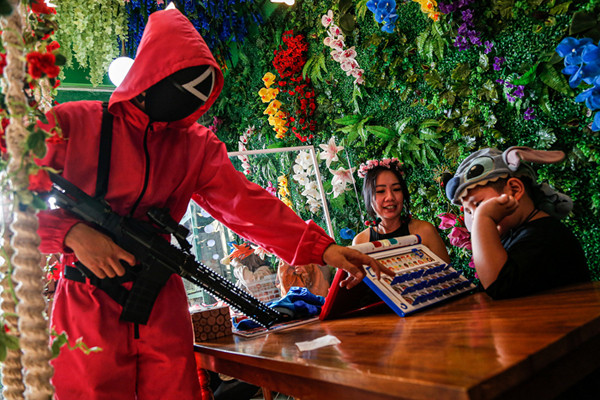 Pengunjung mengikuti permainan Squid Game di Strawberry Cafe, Jakarta Barat, Sabtu (16/10/2021).