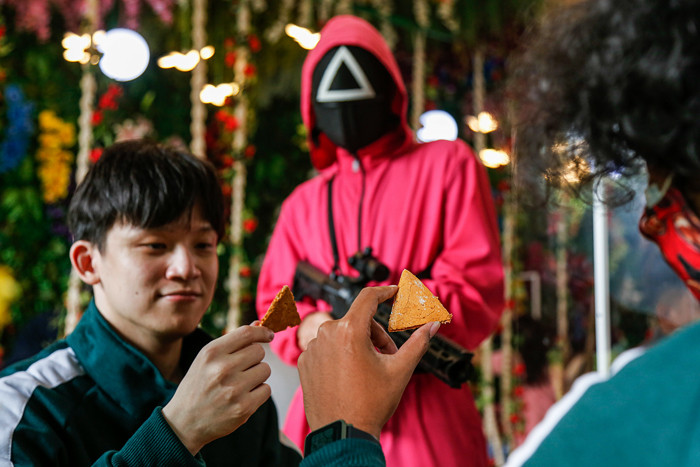 Pengunjung mengikuti permainan Squid Game di Strawberry Cafe, Jakarta Barat, Sabtu (16/10/2021).