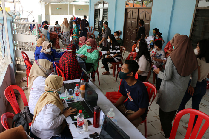 Vaksinator menyuntikkan vaksin Covid-19 tahap pertama dan kedua kepada warga di Rawa Badak Selatan Jakarta Utara, Sabtu (16/10/2021).
