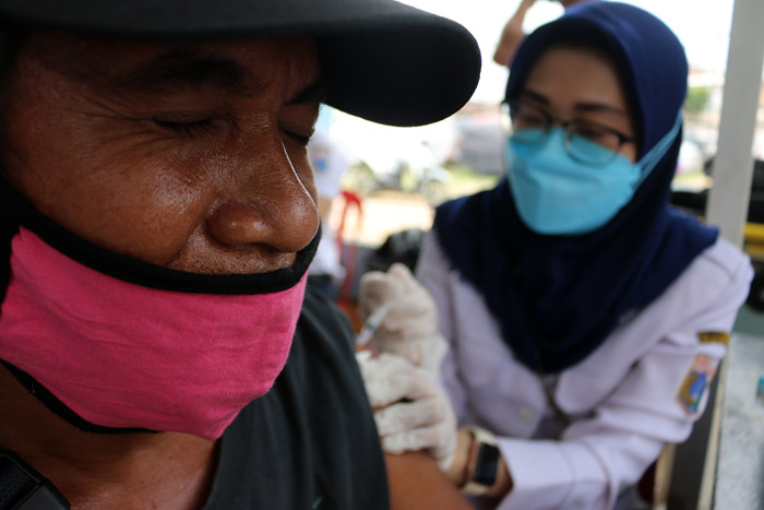 Vaksinator menyuntikkan vaksin Covid-19 tahap pertama dan kedua kepada warga di Rawa Badak Selatan Jakarta Utara, Sabtu (16/10/2021).