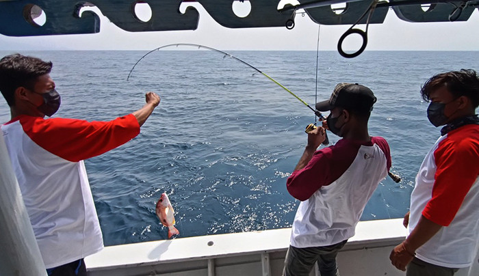 Sejumlah pemacing menangkap berbagai jenis ikan saat acara BNI Fun Fishing 2021 di perairan Selat Sunda, Banten, Sabtu (16/10/2021).