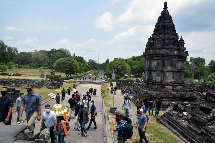 Para tentara Amerika Serikat (US Army) bersama prajurit Yonif Raider 400/Banteng Raiders saat berwisata di Candi Prambanan, Sabtu (16/10/2021).
