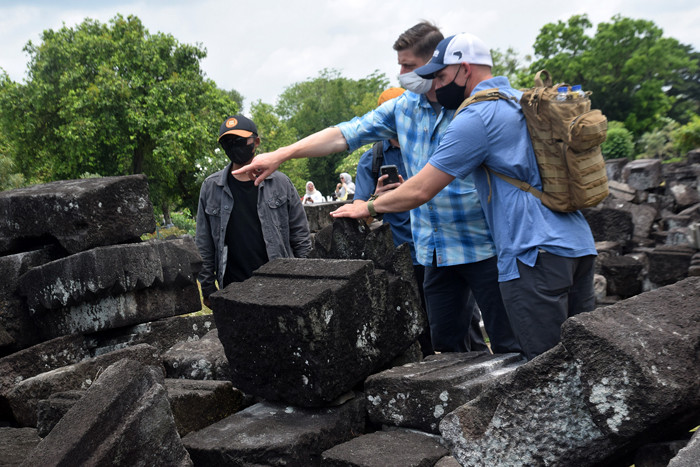 Para tentara Amerika Serikat (US Army) bersama prajurit Yonif Raider 400/Banteng Raiders saat berwisata di Candi Prambanan, Sabtu (16/10/2021).