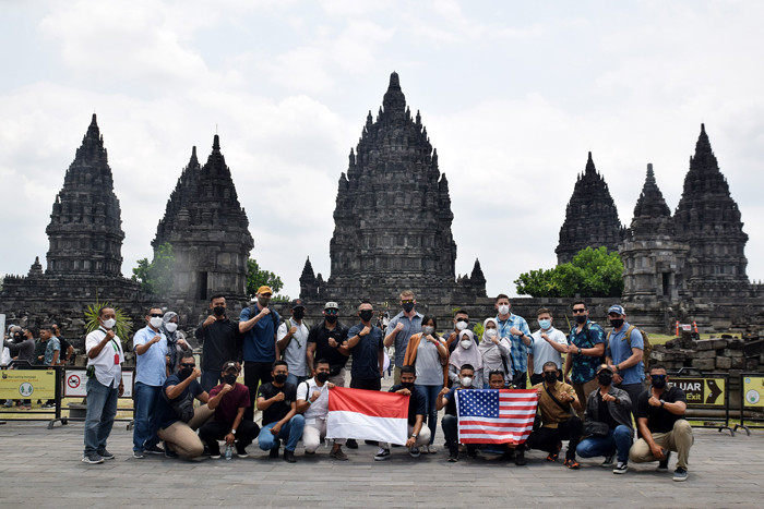 Para tentara Amerika Serikat (US Army) bersama prajurit Yonif Raider 400/Banteng Raiders saat berwisata di Candi Prambanan, Sabtu (16/10/2021).