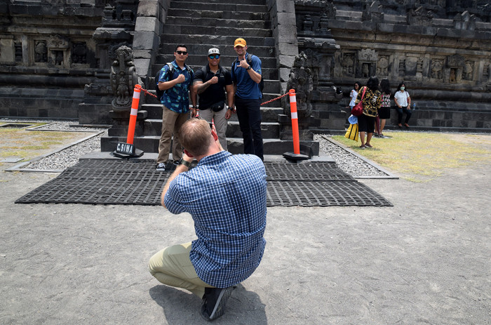 Para tentara Amerika Serikat (US Army) bersama prajurit Yonif Raider 400/Banteng Raiders saat berwisata di Candi Prambanan, Sabtu (16/10/2021).