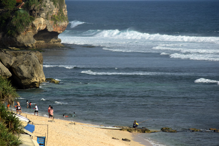 Pengunjung menikmati keindahan alam dan derunya ombak di Pantai Indrayanti, Kabupaten Gunungkidul, Daerah Istimewa Yogyakarta (DIY), Sabtu (16/10/2021).