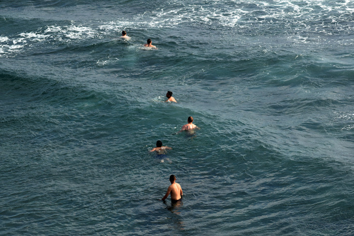 Pengunjung menikmati keindahan alam dan derunya ombak di Pantai Indrayanti, Kabupaten Gunungkidul, Daerah Istimewa Yogyakarta (DIY), Sabtu (16/10/2021).