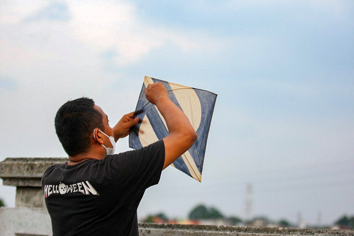 Sejumlah warga bermain layang-layang di Flyover Kalibata, Jakarta, Minggu (17/10/2021).