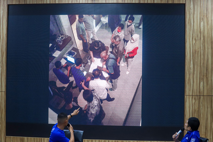 Partai Demokrat mengelar jumpa pers kronologis pemberian uang sebesar Rp25 juta dan satu buah handphone saat KLB di Deli Serdang di Jakarta, Senin (18/10/2021).