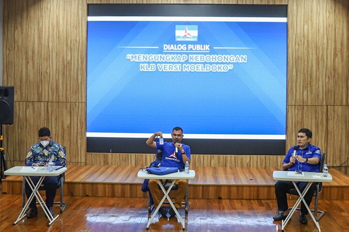 Partai Demokrat mengelar jumpa pers kronologis pemberian uang sebesar Rp25 juta dan satu buah handphone saat KLB di Deli Serdang di Jakarta, Senin (18/10/2021).