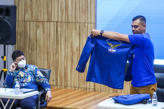 Partai Demokrat mengelar jumpa pers kronologis pemberian uang sebesar Rp25 juta dan satu buah handphone saat KLB di Deli Serdang di Jakarta, Senin (18/10/2021).
