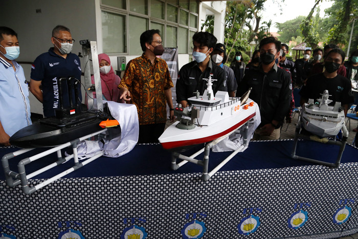 Tim Kontes Kapal Cepat Tak Berawak Nasional (KKCTBN) 2021 ITS mendemonstrasikan Kapal Cepat Tak Berawak di ITS Surabaya, Jawa Timur, Senin (18/10/2021).
