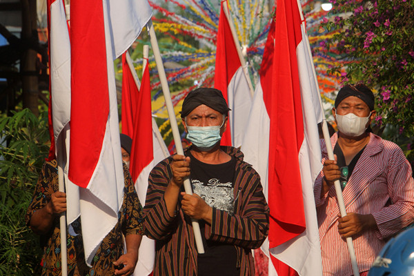 Sejumlah warga menggelar kirab dan teatrikal Titiran Kampung Batik di Kampoeng Djadoel, Kampung Batik Tengah, Semarang, Jawa Tengah, Minggu (17/10/2021).