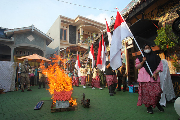 Sejumlah warga menggelar kirab dan teatrikal Titiran Kampung Batik di Kampoeng Djadoel, Kampung Batik Tengah, Semarang, Jawa Tengah, Minggu (17/10/2021).