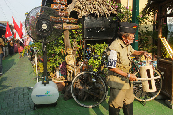 Sejumlah warga menggelar kirab dan teatrikal Titiran Kampung Batik di Kampoeng Djadoel, Kampung Batik Tengah, Semarang, Jawa Tengah, Minggu (17/10/2021).