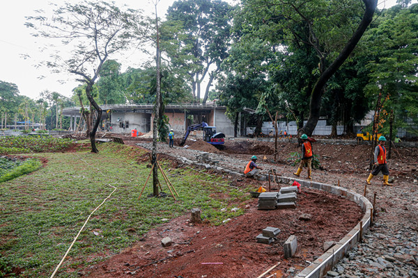 Sejumlah pekerja menyelesaikan proyek revitalisasi Taman Tebet menjadi Tebet Eco Garden di Tebet, Jakarta Selatan, Senin (18/10/2021).
