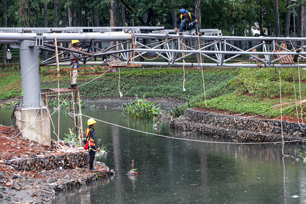 Sejumlah pekerja menyelesaikan proyek revitalisasi Taman Tebet menjadi Tebet Eco Garden di Tebet, Jakarta Selatan, Senin (18/10/2021).