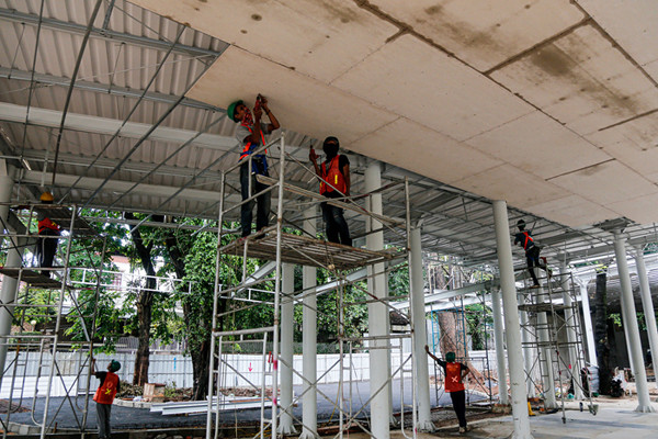 Sejumlah pekerja menyelesaikan proyek revitalisasi Taman Tebet menjadi Tebet Eco Garden di Tebet, Jakarta Selatan, Senin (18/10/2021).