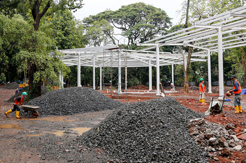 Sejumlah pekerja menyelesaikan proyek revitalisasi Taman Tebet menjadi Tebet Eco Garden di Tebet, Jakarta Selatan, Senin (18/10/2021).