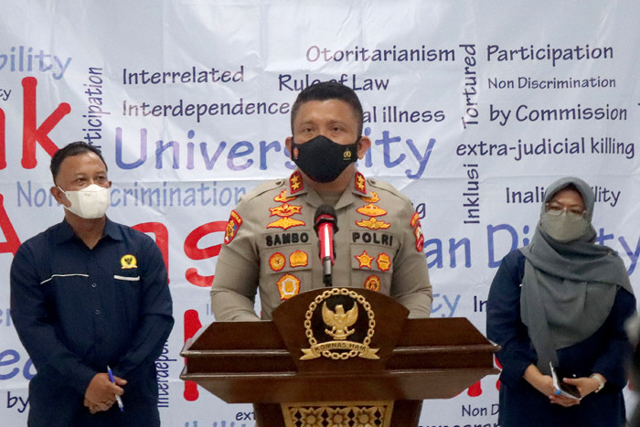 Kepala Divisi Propam Irjen Pol Ferdy Sambo dan Komisioner Komnas HAM bidang pemantauan dan penyelidikan M Choirul memberikan keterangan pers di Jakarta.