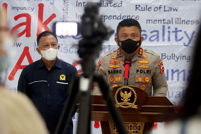 Kepala Divisi Propam Irjen Pol Ferdy Sambo dan Komisioner Komnas HAM bidang pemantauan dan penyelidikan M Choirul memberikan keterangan pers di Jakarta.
