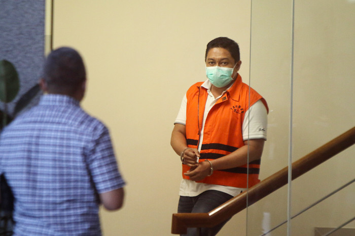 Tersangka mantan Penyidik KPK Stepanus Robin Pattuju usai menjalani pemeriksaan di Gedung KPK, Jakarta, Selasa (19/10/2021).