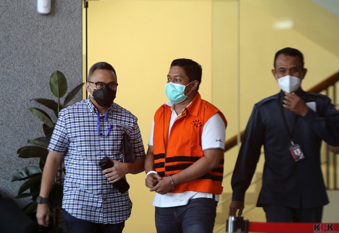 Tersangka mantan Penyidik KPK Stepanus Robin Pattuju usai menjalani pemeriksaan di Gedung KPK, Jakarta, Selasa (19/10/2021).