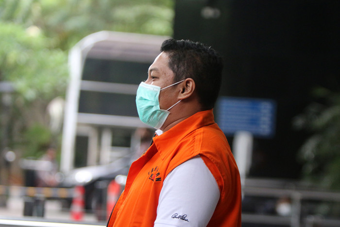 Tersangka mantan Penyidik KPK Stepanus Robin Pattuju usai menjalani pemeriksaan di Gedung KPK, Jakarta, Selasa (19/10/2021).