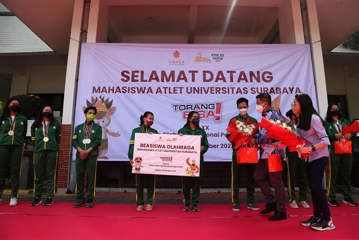 Mahasiswa UBAYA peraih medali pada Pekan Olahraga Nasional (PON) XX memperagakan jurus-jurus Wushu di kampus Ubaya Tenggelis Surabaya, Selasa (19/10/2021).
