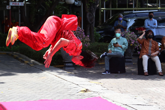Mahasiswa UBAYA peraih medali pada Pekan Olahraga Nasional (PON) XX memperagakan jurus-jurus Wushu di kampus Ubaya Tenggelis Surabaya, Selasa (19/10/2021).