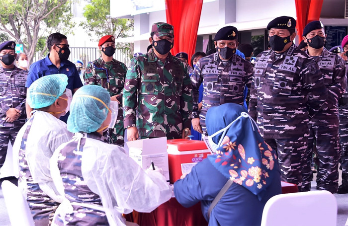 Panglima TNI Marsekal TNI Hadi Tjahjanto menerima Brevet Kehormatan Hidro-Oseanografi dari TNI AL di Mako Pushidrosal, Jakarta Utara, Selasa (19/10/2021).