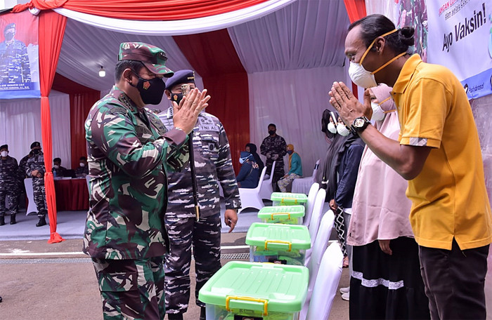 Panglima TNI Marsekal TNI Hadi Tjahjanto menerima Brevet Kehormatan Hidro-Oseanografi dari TNI AL di Mako Pushidrosal, Jakarta Utara, Selasa (19/10/2021).