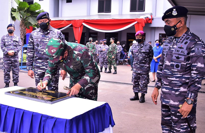 Panglima TNI Marsekal TNI Hadi Tjahjanto menerima Brevet Kehormatan Hidro-Oseanografi dari TNI AL di Mako Pushidrosal, Jakarta Utara, Selasa (19/10/2021).