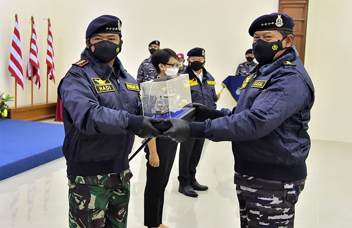 Panglima TNI Marsekal TNI Hadi Tjahjanto menerima Brevet Kehormatan Hidro-Oseanografi dari TNI AL di Mako Pushidrosal, Jakarta Utara, Selasa (19/10/2021).