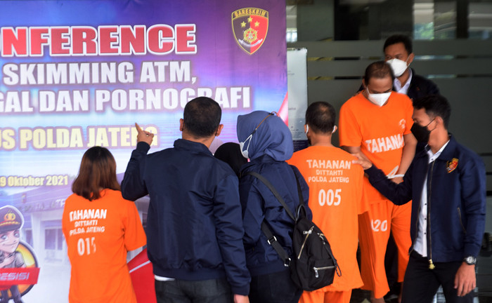 Pengungkapan kasus yang dilakukan oleh Ditreskrimsus Polda Jateng di Loby Mapolda Jateng, Semarang, Jawa Tengah, Selasa (19/10/2021).