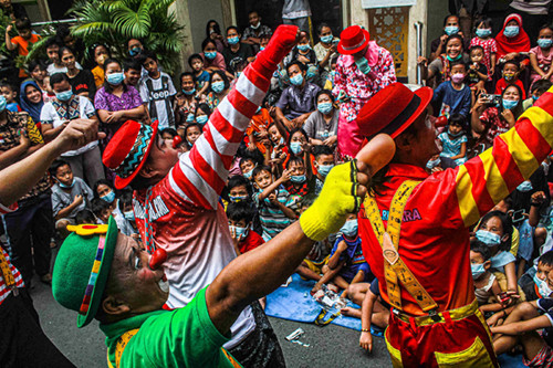 Komunitas Aku Badut Indonesia (ABI) menghibur masyarakat yang terdampak kebakaran di Krendang Raya, Tambora, Jakarta Barat, Selasa (19/10/2021).