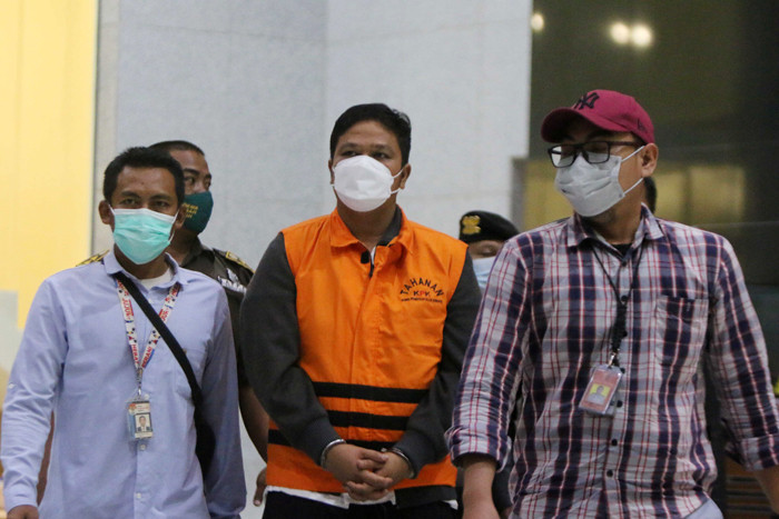 Tersangka Bupati Kuantan Singingi (Kuansing) Andi Putra memakai rompi tahanan usai diperiksa di Gedung KPK, Jakarta, Rabu,  (20/10/2021).