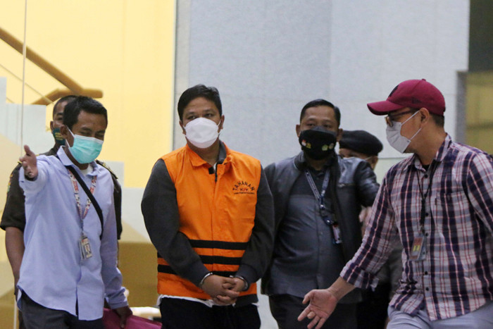 Tersangka Bupati Kuantan Singingi (Kuansing) Andi Putra memakai rompi tahanan usai diperiksa di Gedung KPK, Jakarta, Rabu,  (20/10/2021).
