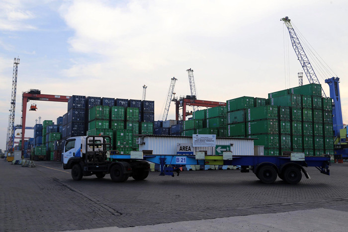 Proyek perkuatan struktur Dermaga Terminal Berlian di Pelabuhan Tanjung Perak Surabaya, Jawa Timur, Rabu (20/10/2021).